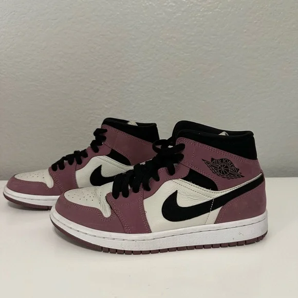 Jordan 1 in Mauve and Black - Picture 1 of 6